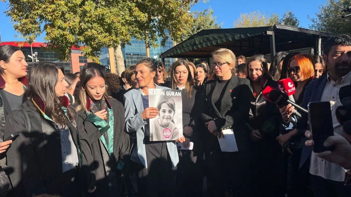 CHP Women’s Branch Chair Asu Kaya is making a statement in front of the courthouse at the first hearing of the Narin case (07.11.2024).