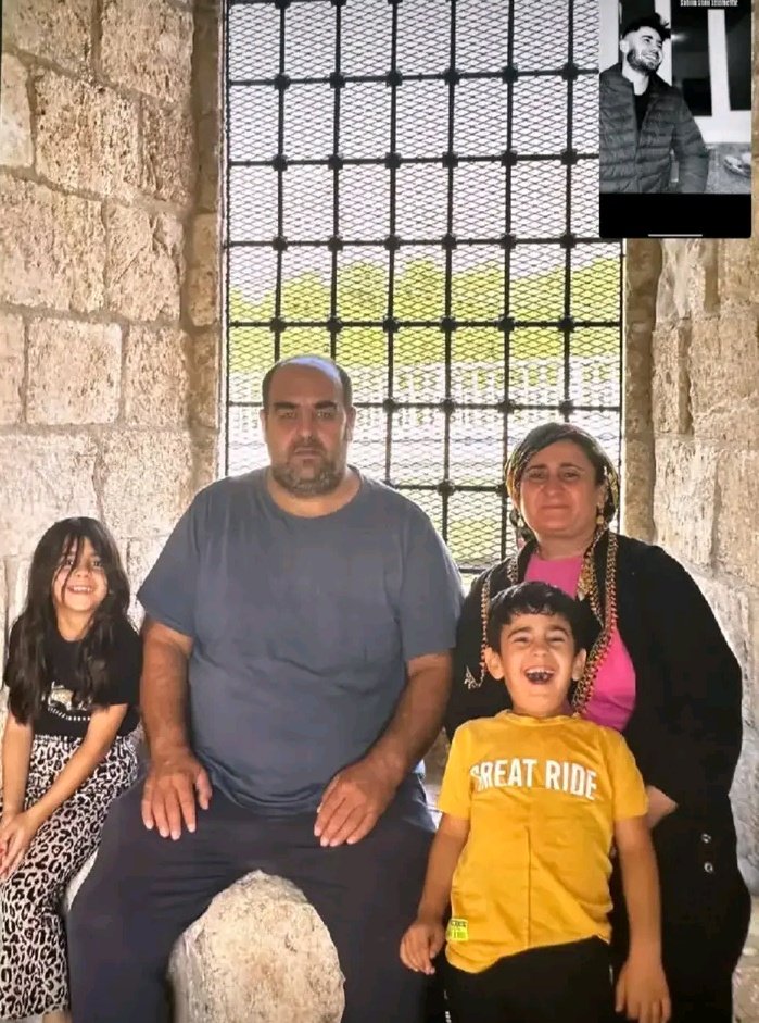 Narin happy with her family...