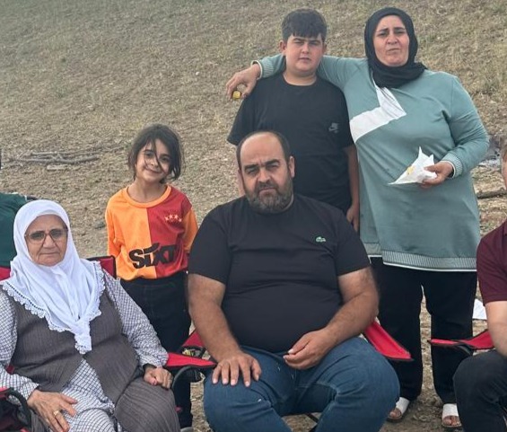 Bütün aile piknik kenarında