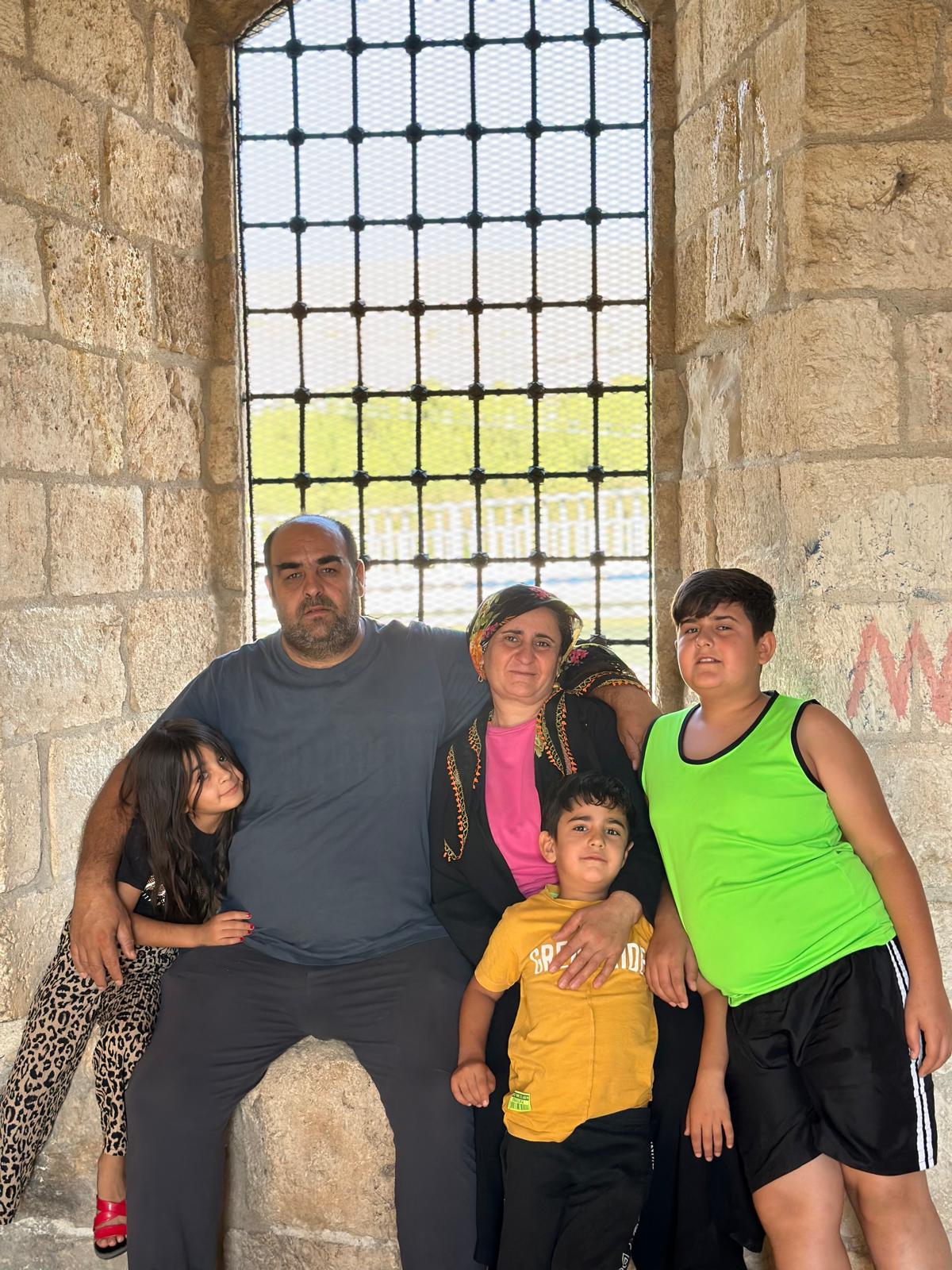 Narin ailesiyle mutluyken...