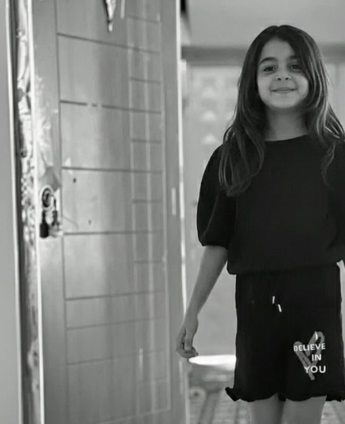 Narin evinin koridorunda